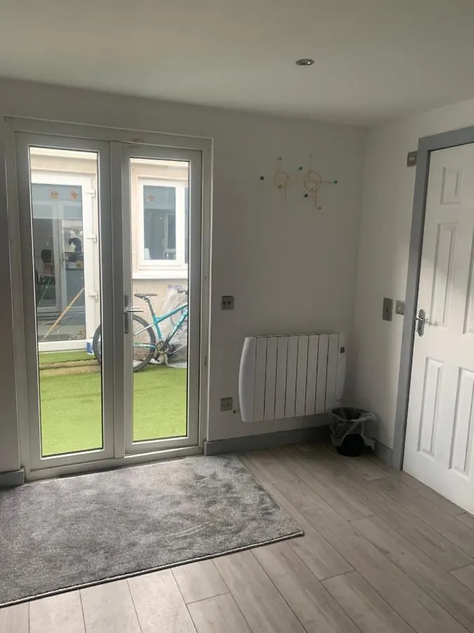 Cosy Open Plan Cabin In Dublin 11 Suit 2 Persons 0*,